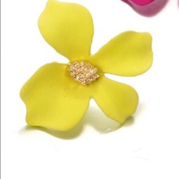 2/20$ BOHO Yellow Stud Flower Earrings - Picture 2 of 2
